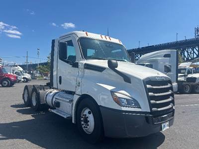 Freightliner Cascadia 126 Day Cab Truck - 435HP, 12 Speed Automatic