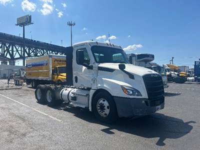 Freightliner Cascadia 126 Day Cab Truck - 435HP, 12 Speed Automatic