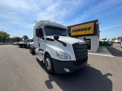 Freightliner Cascadia 126 Day Cab Truck - 475HP, 12 Speed Automatic