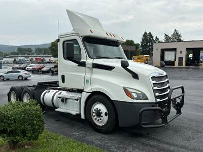 Freightliner Cascadia 126 Day Cab Truck - 435HP, 12 Speed Automatic