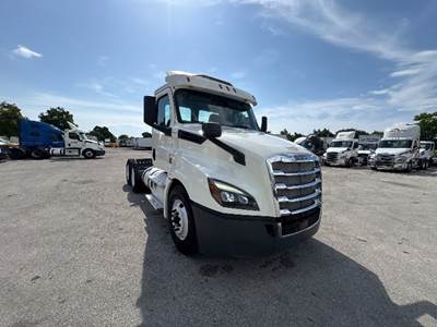 Freightliner Cascadia 126 Day Cab Truck - 435HP, 12 Speed Automatic