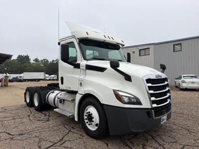 Freightliner Cascadia 126 Day Cab Truck - 435HP, 12 Speed Automatic