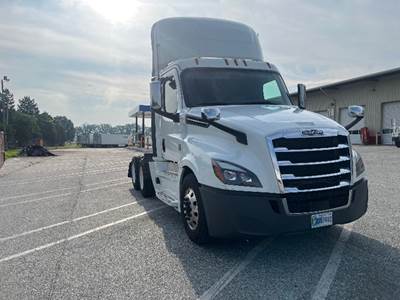 Freightliner Cascadia 126 Day Cab Truck - 435HP, 12 Speed Automatic