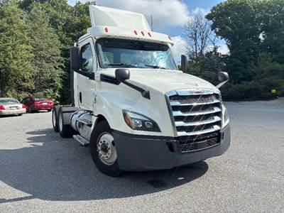 Freightliner Cascadia 126 Day Cab Truck - 435HP, 12 Speed Automatic