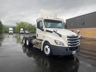 Freightliner Cascadia 126 Day Cab Truck - 435HP, 12 Speed Automatic