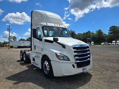 Freightliner Cascadia 126 Day Cab Truck - 450HP, 12 Speed Automatic