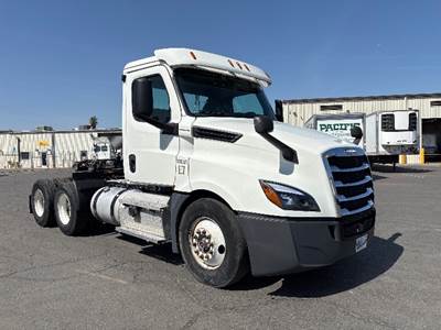 Freightliner Cascadia 126 Day Cab Truck - Cummins 400HP, 13 Speed Automatic