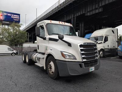 Freightliner Cascadia 126 Day Cab Truck - 450HP, 12 Speed Automatic