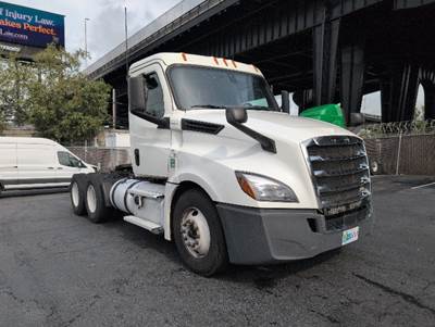 Freightliner Cascadia 126 Day Cab Truck - 450HP, 12 Speed Automatic
