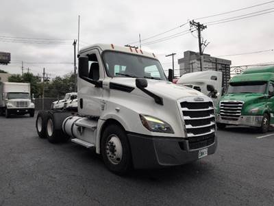 Freightliner Cascadia 126 Day Cab Truck - 450HP, 12 Speed Automatic
