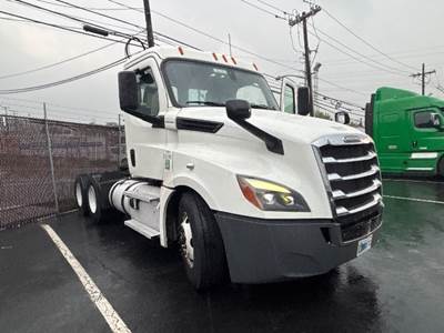 Freightliner Cascadia 126 Day Cab Truck - 450HP, 12 Speed Automatic