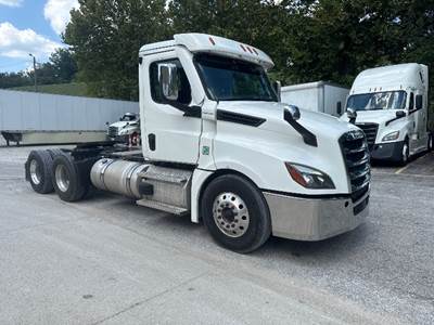 Freightliner Cascadia 126 Day Cab Truck - 455HP, 10 Speed Manual