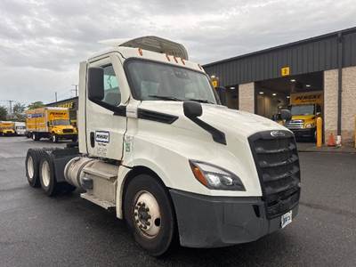Freightliner Cascadia 126 Day Cab Truck - 435HP, 12 Speed Automatic