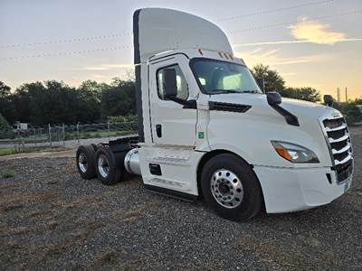 Freightliner Cascadia 126 Day Cab Truck - 450HP, 12 Speed Automatic
