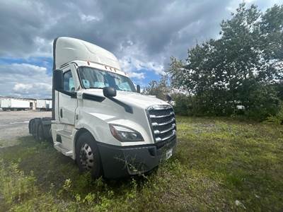 Freightliner Cascadia 126 Day Cab Truck - 450HP, 12 Speed Automatic