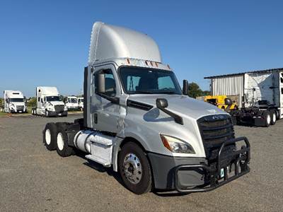 Freightliner Cascadia 126 Day Cab Truck - 435HP, 12 Speed Automatic