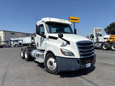 Freightliner Cascadia 126 Day Cab Truck - Cummins 400HP, 13 Speed Automatic