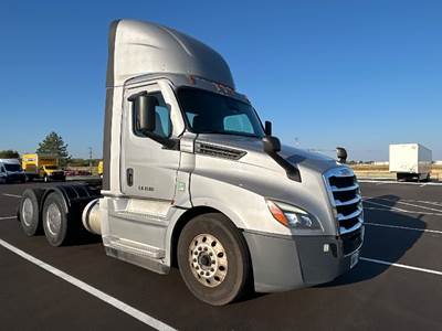 Freightliner Cascadia 126 Day Cab Truck - 450HP, 12 Speed Automatic