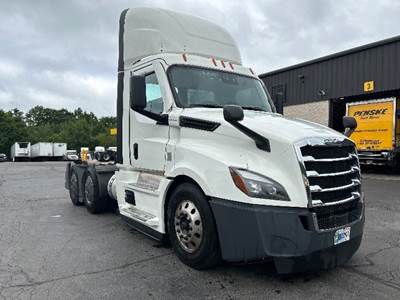 Freightliner Cascadia 126 Day Cab Truck - 435HP, 12 Speed Automatic