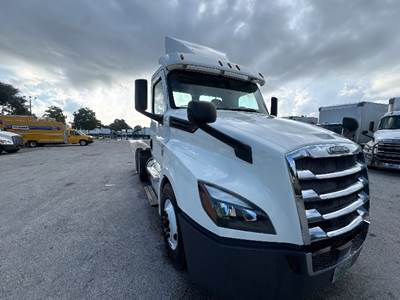 Freightliner Cascadia 126 Day Cab Truck - 435HP, 12 Speed Automatic