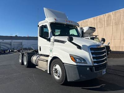 Freightliner Cascadia 126 Day Cab Truck - 435HP, 12 Speed Automatic