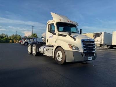 Freightliner Cascadia 126 Day Cab Truck - Cummins 400HP, 13 Speed Automatic