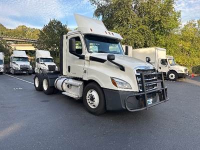 Freightliner Cascadia 126 Day Cab Truck - 435HP, 12 Speed Automatic