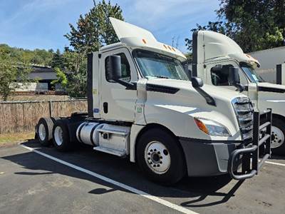 Freightliner Cascadia 126 Day Cab Truck - 435HP, 12 Speed Automatic