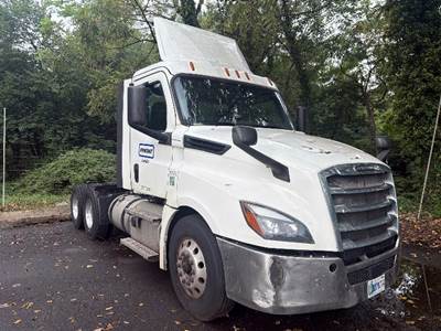 Freightliner Cascadia 126 Day Cab Truck - 450HP, 12 Speed Automatic