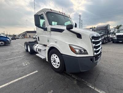 Freightliner Cascadia 126 Day Cab Truck - 450HP, 12 Speed Automatic