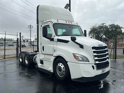 Freightliner Cascadia 126 Day Cab Truck - 450HP, 12 Speed Automatic