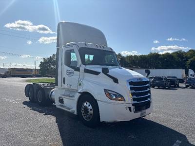 Freightliner Cascadia 126 Day Cab Truck - 450HP, 12 Speed Automatic