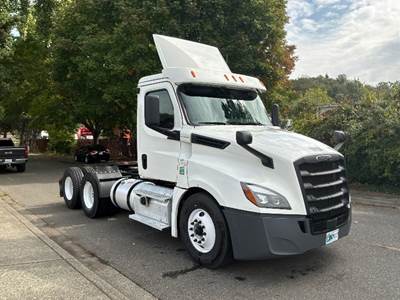 Freightliner Cascadia 126 Day Cab Truck - Cummins 400HP, 13 Speed Automatic