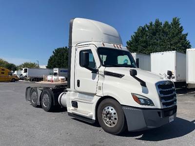Freightliner Cascadia 126 Day Cab Truck - 450HP, 12 Speed Automatic