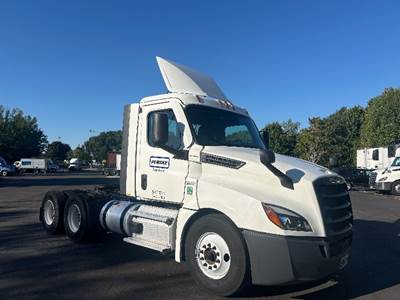 Freightliner Cascadia 126 Day Cab Truck - 455HP, 12 Speed Automatic