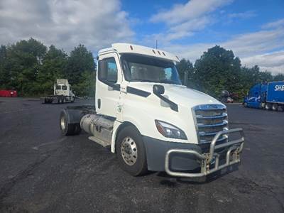 Freightliner Cascadia 126 Single Axle Day Cab Truck - 410HP, 12 Speed Automatic