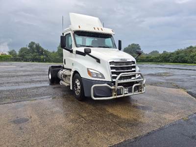Freightliner Cascadia 126 Single Axle Day Cab Truck - 410HP, 12 Speed Automatic