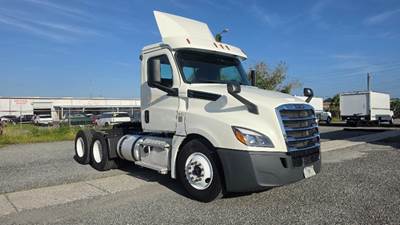 Freightliner Cascadia 126 Day Cab Truck - 435HP, 12 Speed Automatic