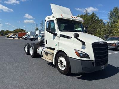 Freightliner Cascadia 126 Day Cab Truck - Cummins 400HP, 13 Speed Automatic