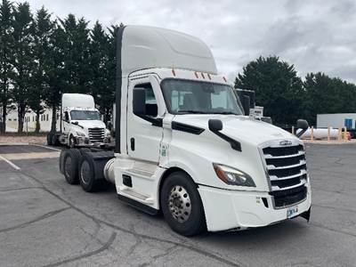 Freightliner Cascadia 126 Day Cab Truck - 435HP, 12 Speed Automatic
