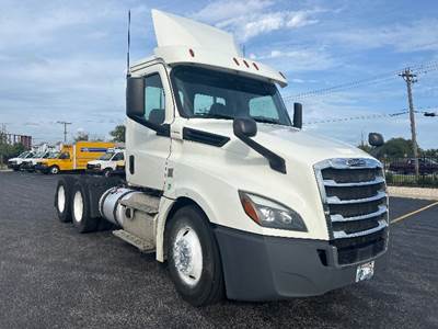Freightliner Cascadia 126 Day Cab Truck - 435HP, 12 Speed Automatic