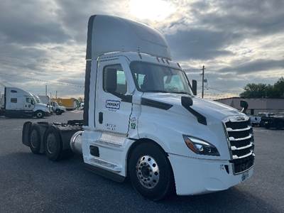 Freightliner Cascadia 126 Day Cab Truck - 435HP, 12 Speed Automatic