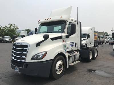 Freightliner T12664ST Day Cab Truck - 435HP, 12 Speed Automatic