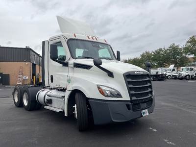 Freightliner Cascadia 126 Day Cab Truck - 435HP, 12 Speed Automatic