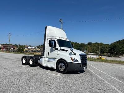 Freightliner Cascadia 126 Day Cab Truck - 435HP, 12 Speed Automatic