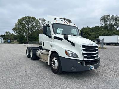 Freightliner Cascadia 126 Day Cab Truck - 455HP, 12 Speed Automatic