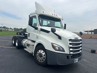 Freightliner T12664ST Day Cab Truck - 435HP, 12 Speed Automatic