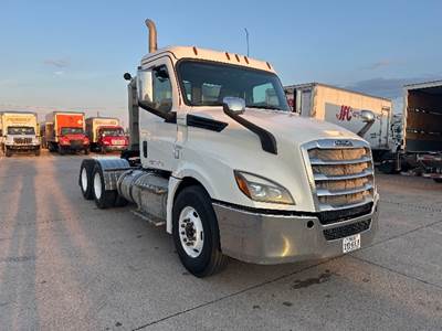 Freightliner Cascadia 126 Day Cab Truck - Cummins 500HP, 13 Speed Automatic
