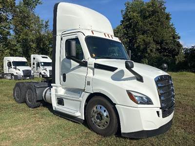 Freightliner Cascadia 126 Day Cab Truck - 450HP, 12 Speed Automatic
