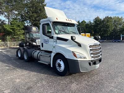 Freightliner T12664ST Day Cab Truck - 435HP, 12 Speed Automatic